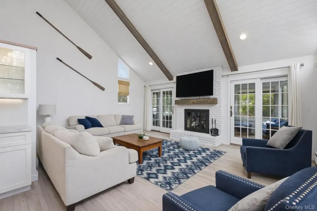 1 Canal Way Hampton Bays NY 11946