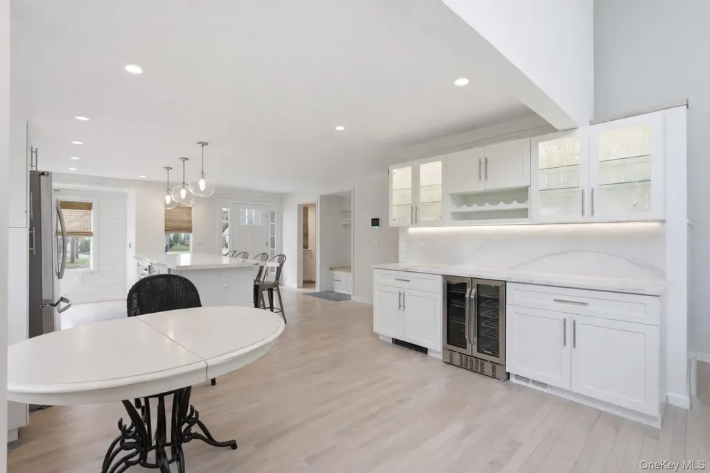 1 Canal Way Hampton Bays NY 11946