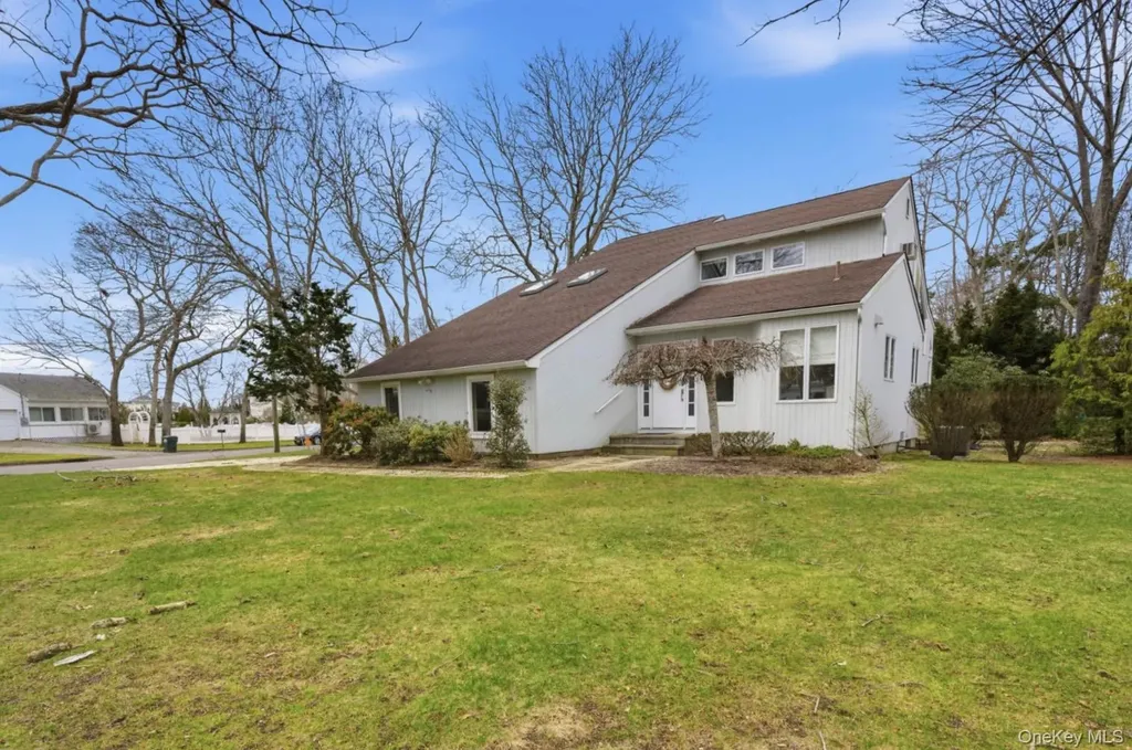 1 Canal Way Hampton Bays NY 11946