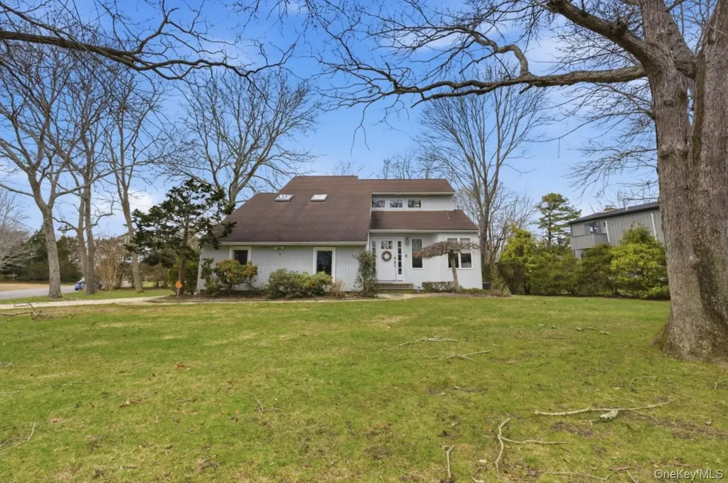 1 Canal Way Hampton Bays NY 11946