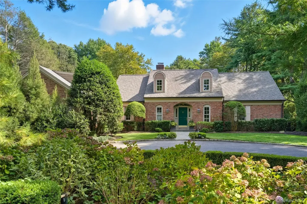 10 Middle Hollow Road Lloyd Harbor NY 11743