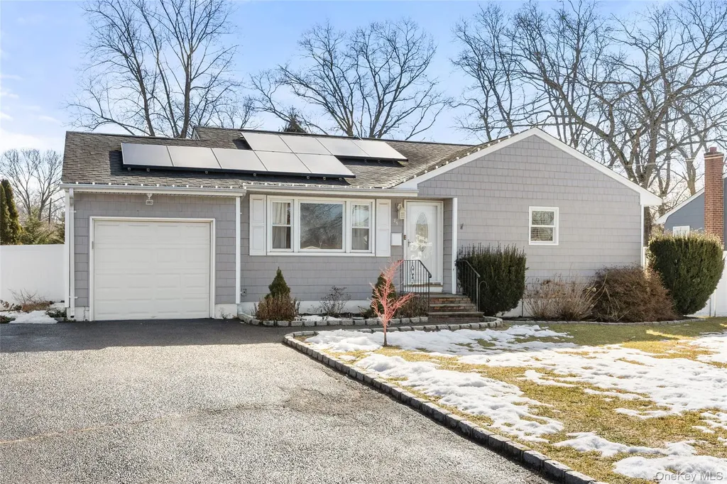 85 Cotter Street West Islip NY 11795
