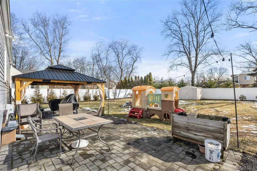 85 Cotter Street West Islip NY 11795