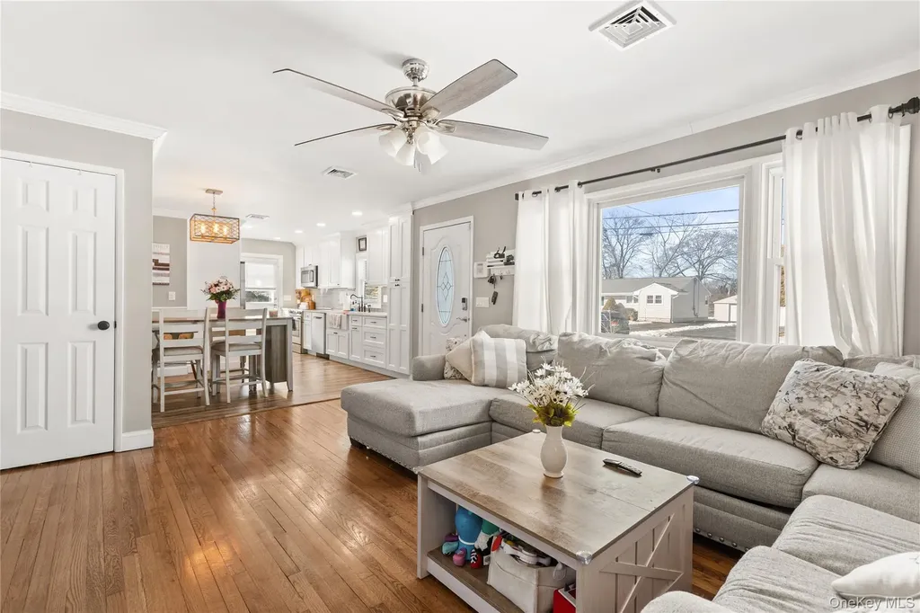 85 Cotter Street West Islip NY 11795