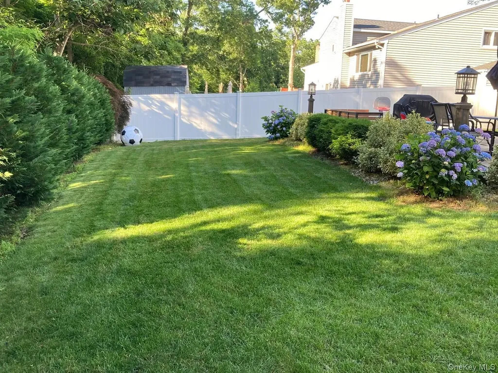 18 Melrose Lane Commack NY 11725