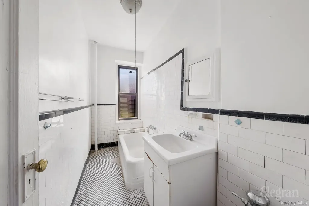 37-16 83 Jackson Heights NY 11372