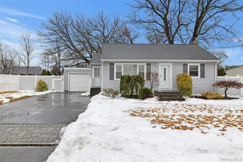 449 51st Street Lindenhurst NY 11757