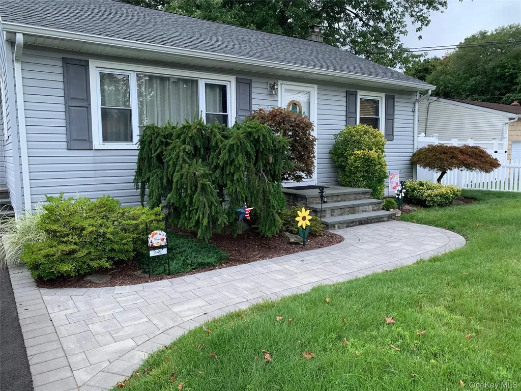 449 51st Street Lindenhurst NY 11757