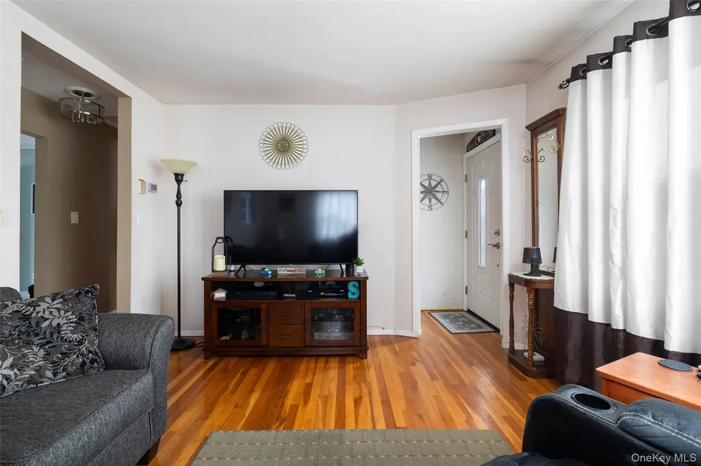 449 51st Street Lindenhurst NY 11757