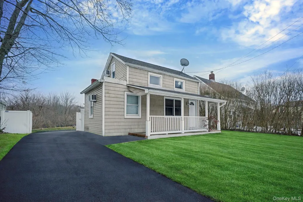 723 W Main Street Riverhead NY 11901