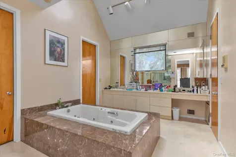 16 Serein Court Syosset NY 11791
