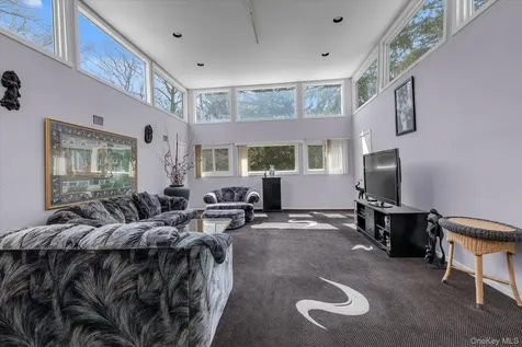 16 Serein Court Syosset NY 11791
