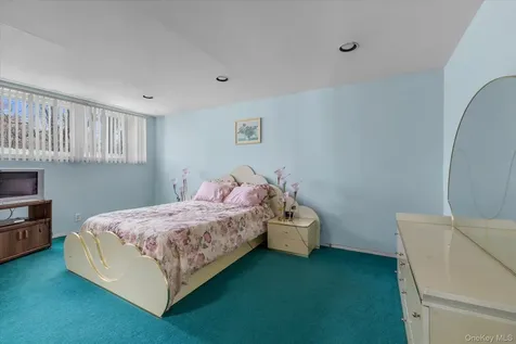 16 Serein Court Syosset NY 11791