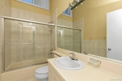 16 Serein Court Syosset NY 11791
