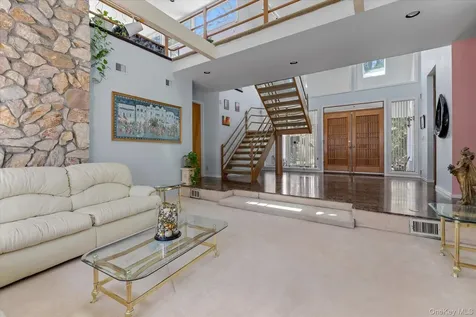 16 Serein Court Syosset NY 11791