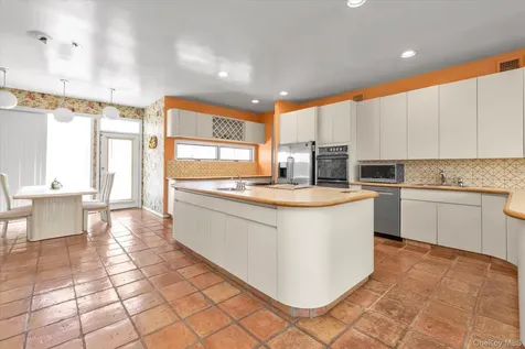 16 Serein Court Syosset NY 11791