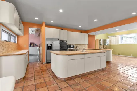 16 Serein Court Syosset NY 11791