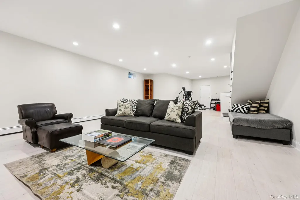 6 Carol Lane Mamaroneck NY 10543