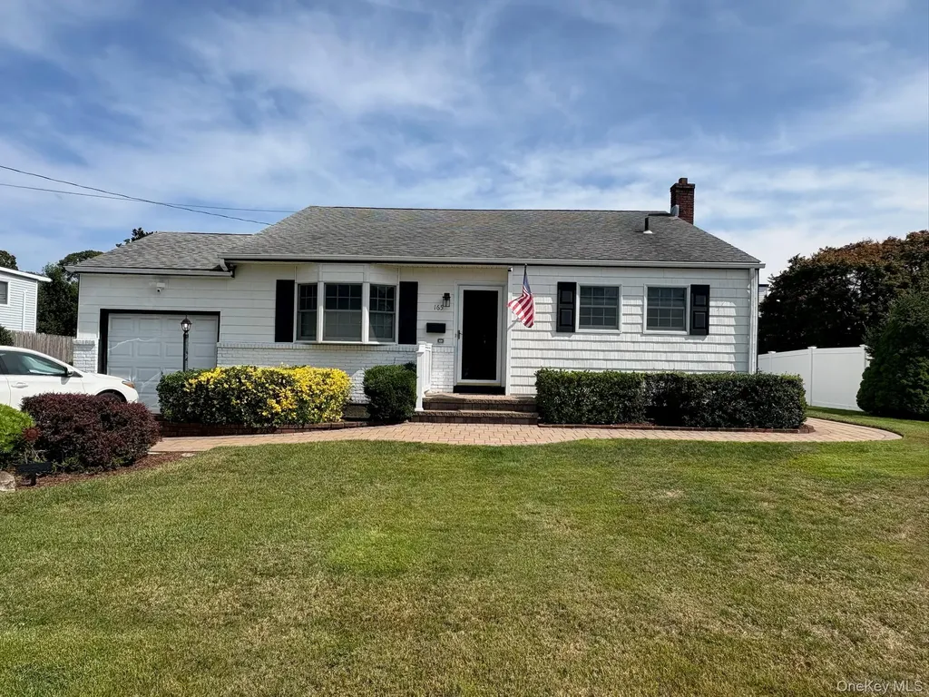 165 Edgewater Avenue Bayport NY 11705