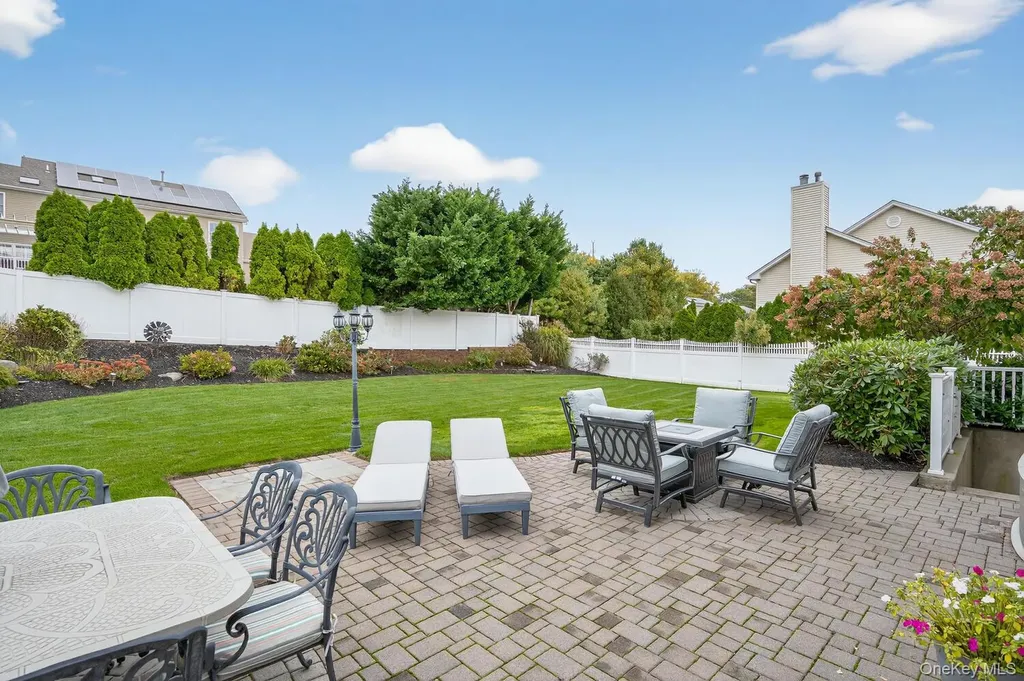 10 Manor Place Smithtown NY 11787