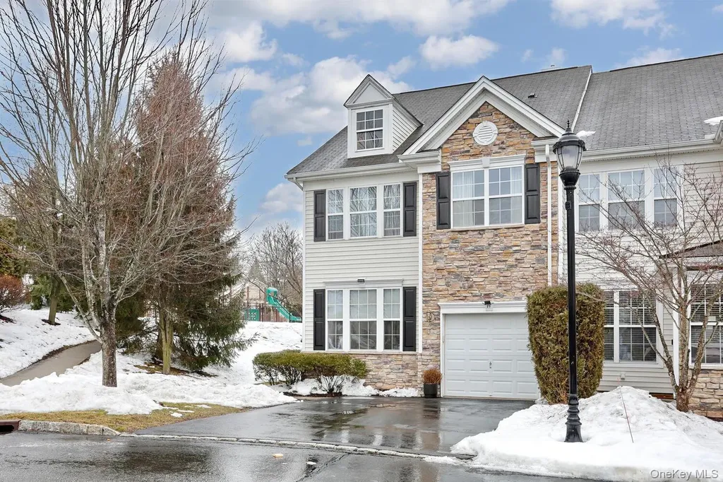 17 Gillian Court Monroe NY 10950