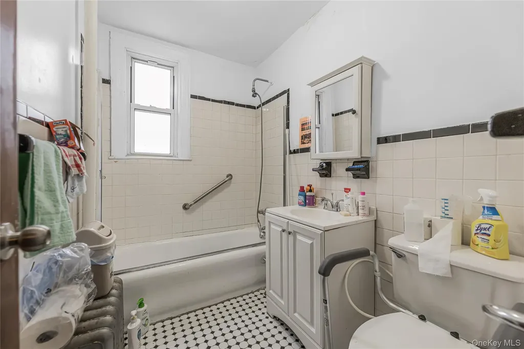 3425 Dekalb Avenue Bronx NY 10467