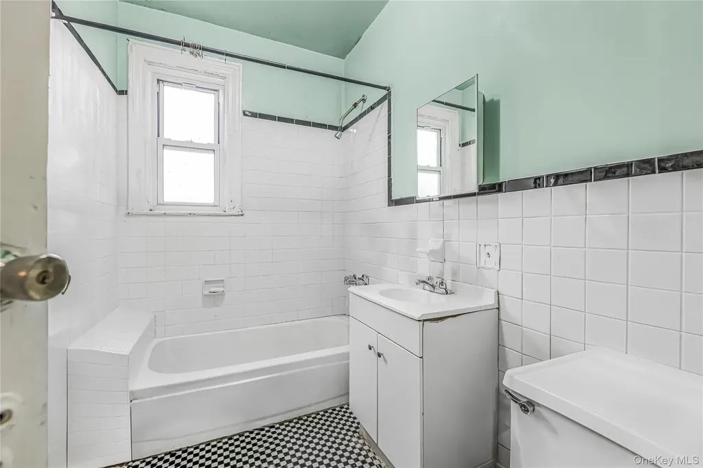 3425 Dekalb Avenue Bronx NY 10467