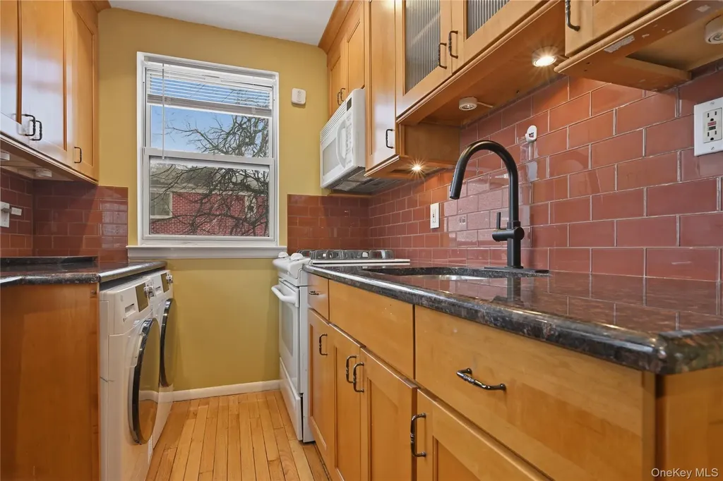 263-33 73rd Avenue Glen Oaks NY 11004