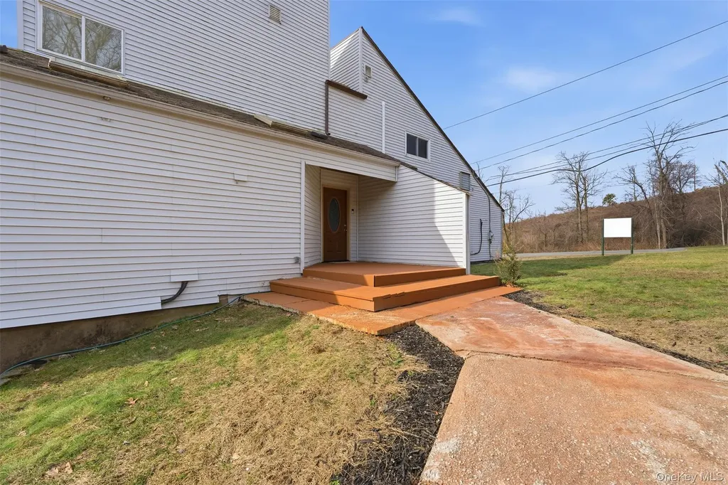 2 N Strawberry Hill Lane West Nyack NY 10994