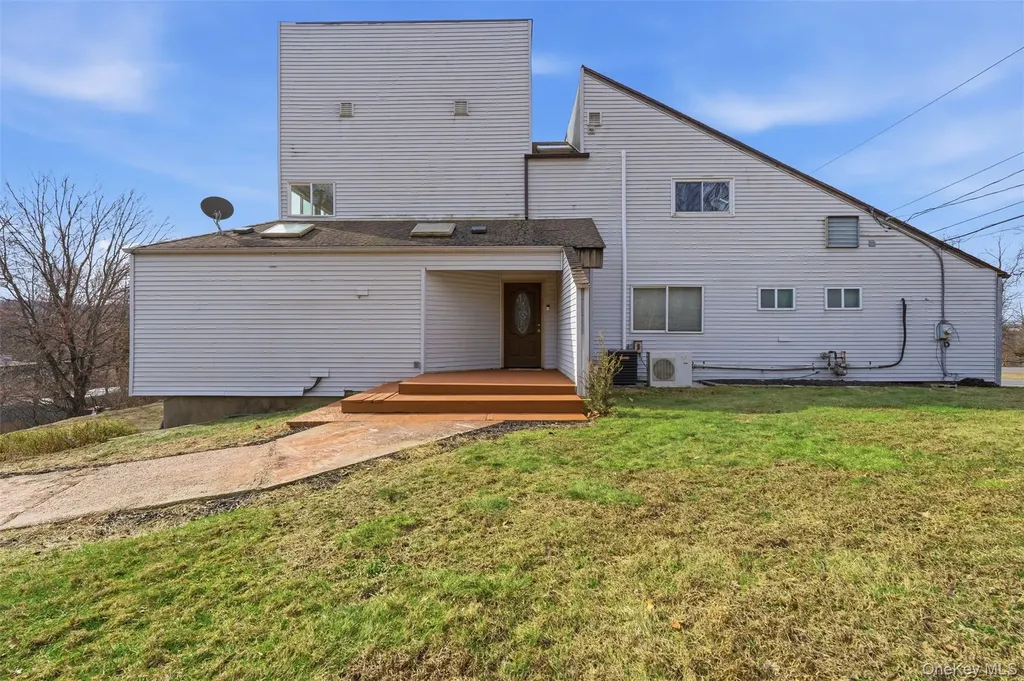 2 N Strawberry Hill Lane West Nyack NY 10994