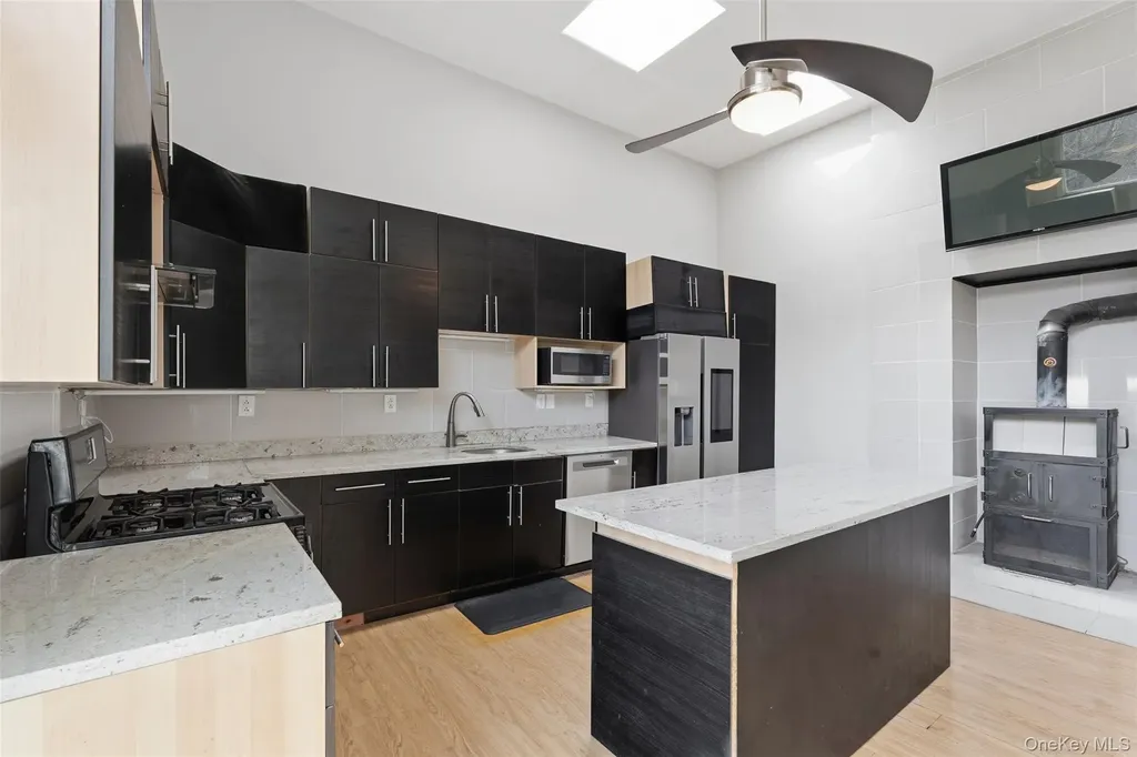 2 N Strawberry Hill Lane West Nyack NY 10994