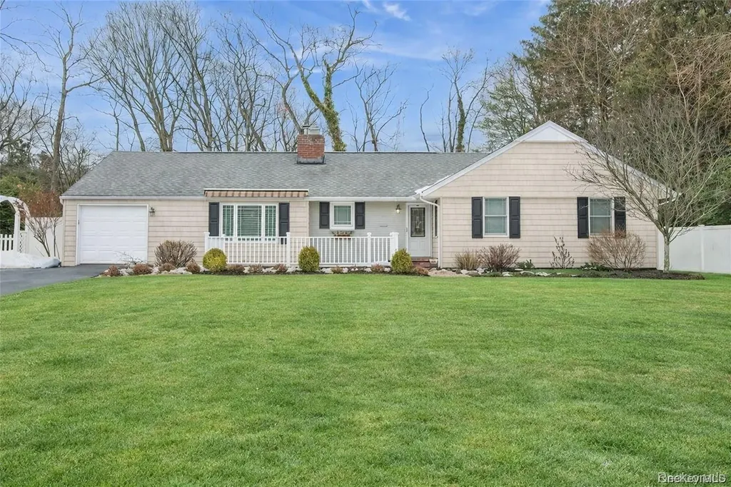 9 Elm Lane NE Stony Brook NY 11790