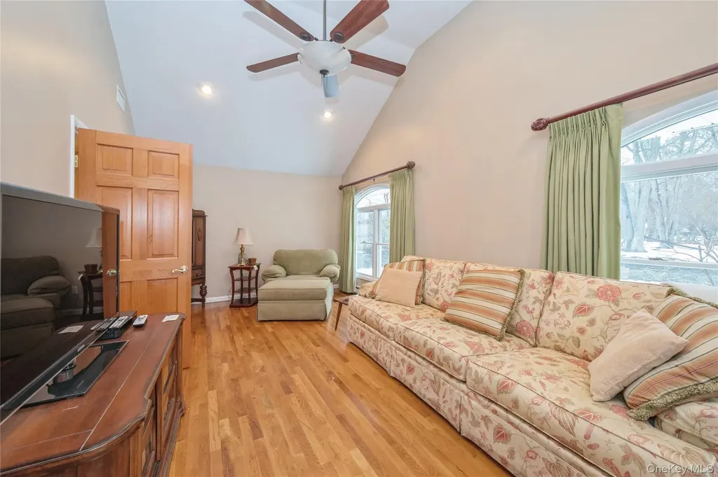 9 Elm Lane NE Stony Brook NY 11790