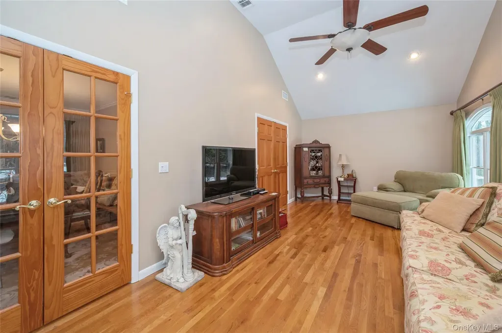 9 Elm Lane NE Stony Brook NY 11790