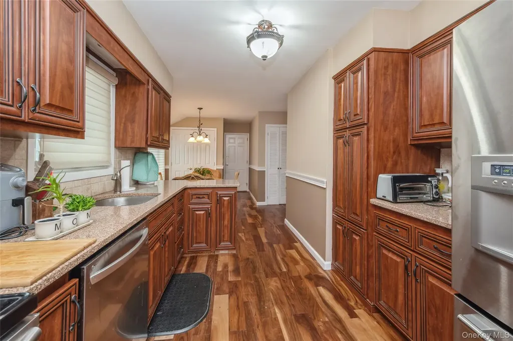 9 Elm Lane NE Stony Brook NY 11790