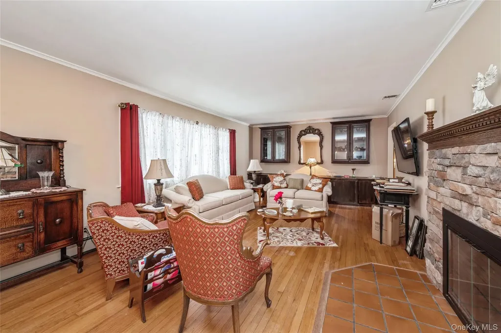 9 Elm Lane NE Stony Brook NY 11790
