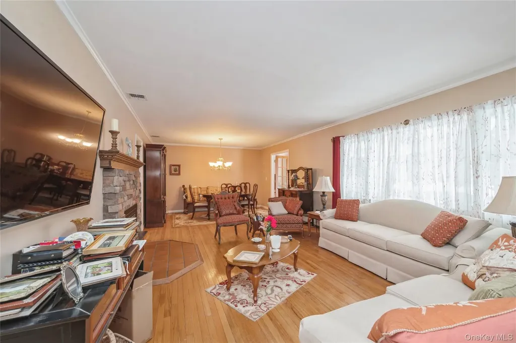 9 Elm Lane NE Stony Brook NY 11790