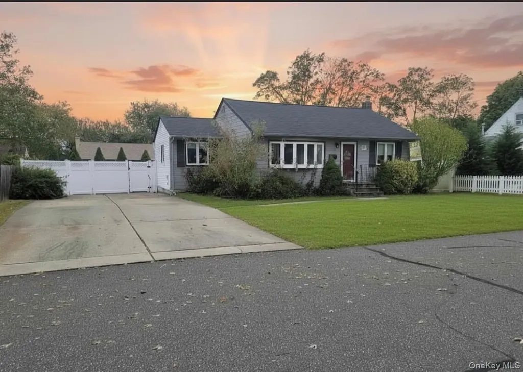 449 52nd Street Lindenhurst NY 11757