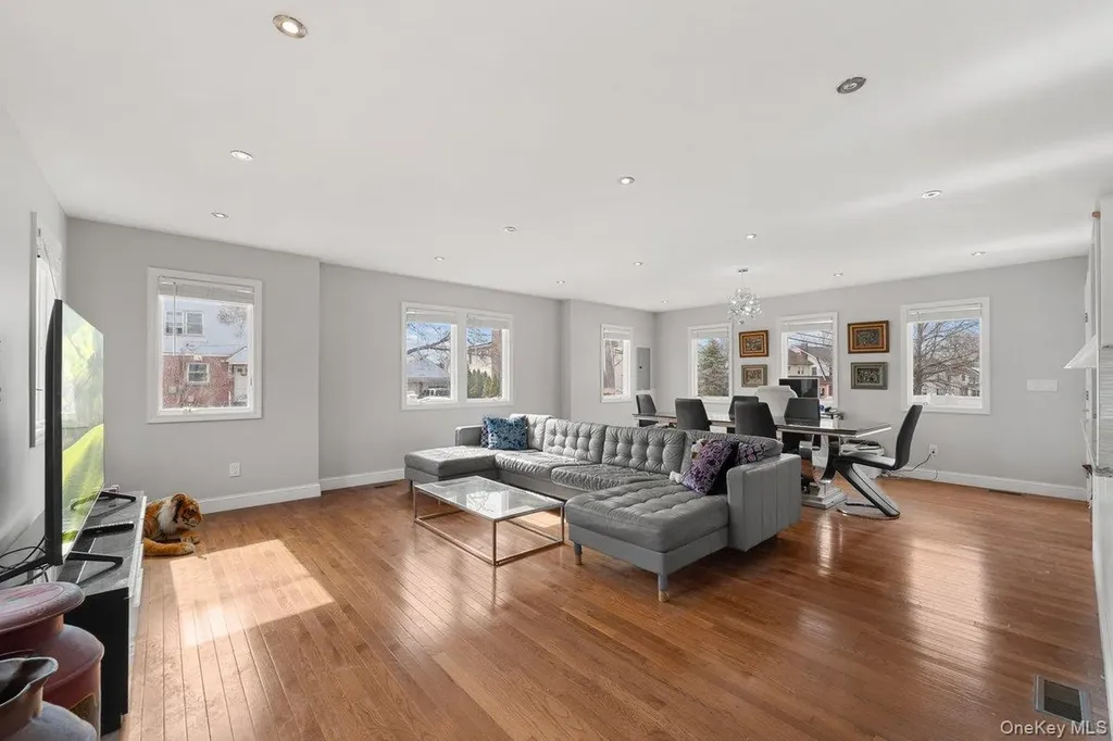 1136 W Broadway Hewlett NY 11557