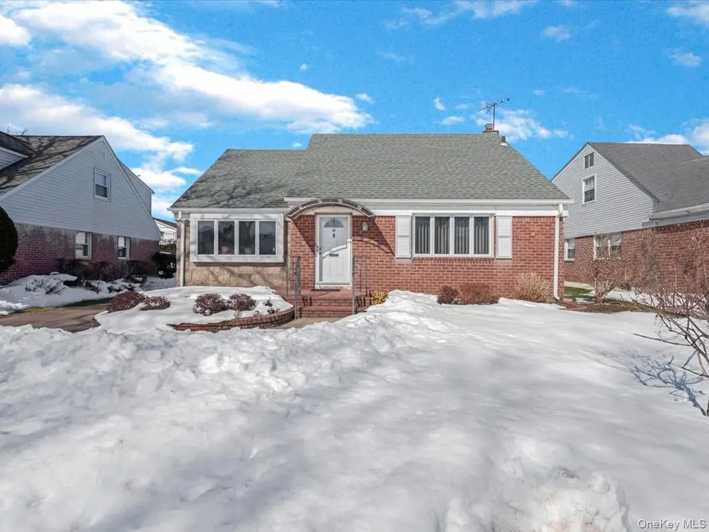 38 Leslie Lane New Hyde Park NY 11040