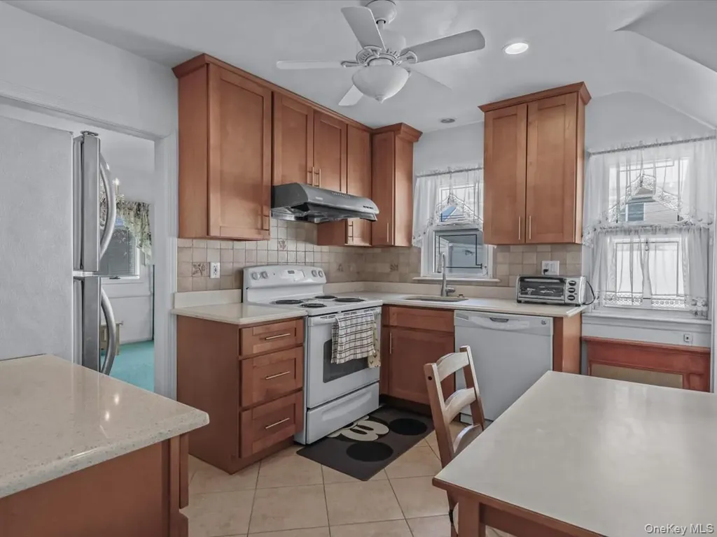 38 Leslie Lane New Hyde Park NY 11040