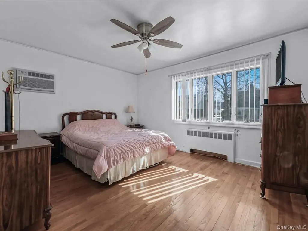 38 Leslie Lane New Hyde Park NY 11040