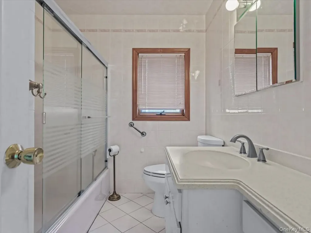 38 Leslie Lane New Hyde Park NY 11040