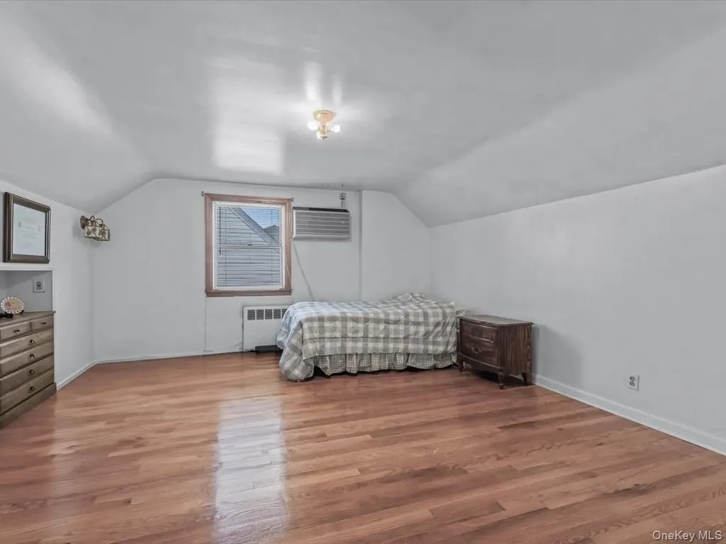 38 Leslie Lane New Hyde Park NY 11040