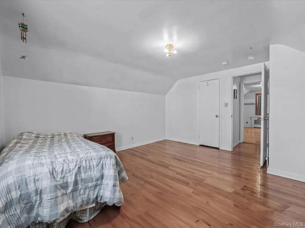38 Leslie Lane New Hyde Park NY 11040