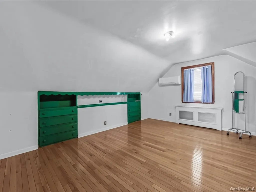 38 Leslie Lane New Hyde Park NY 11040