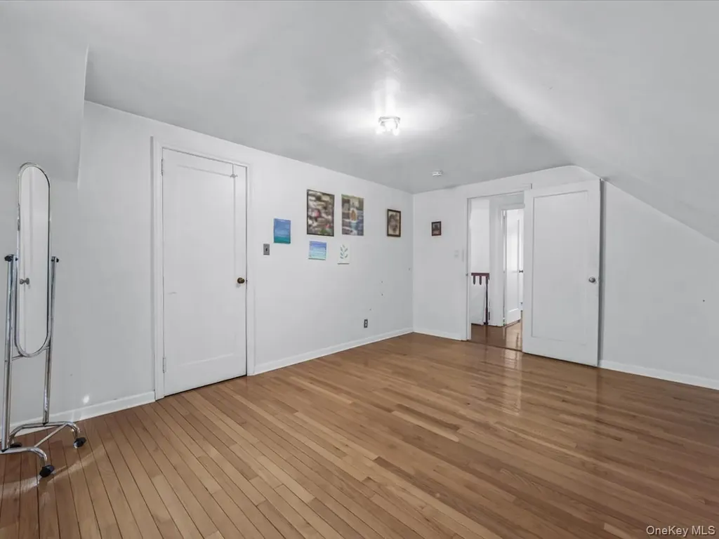 38 Leslie Lane New Hyde Park NY 11040