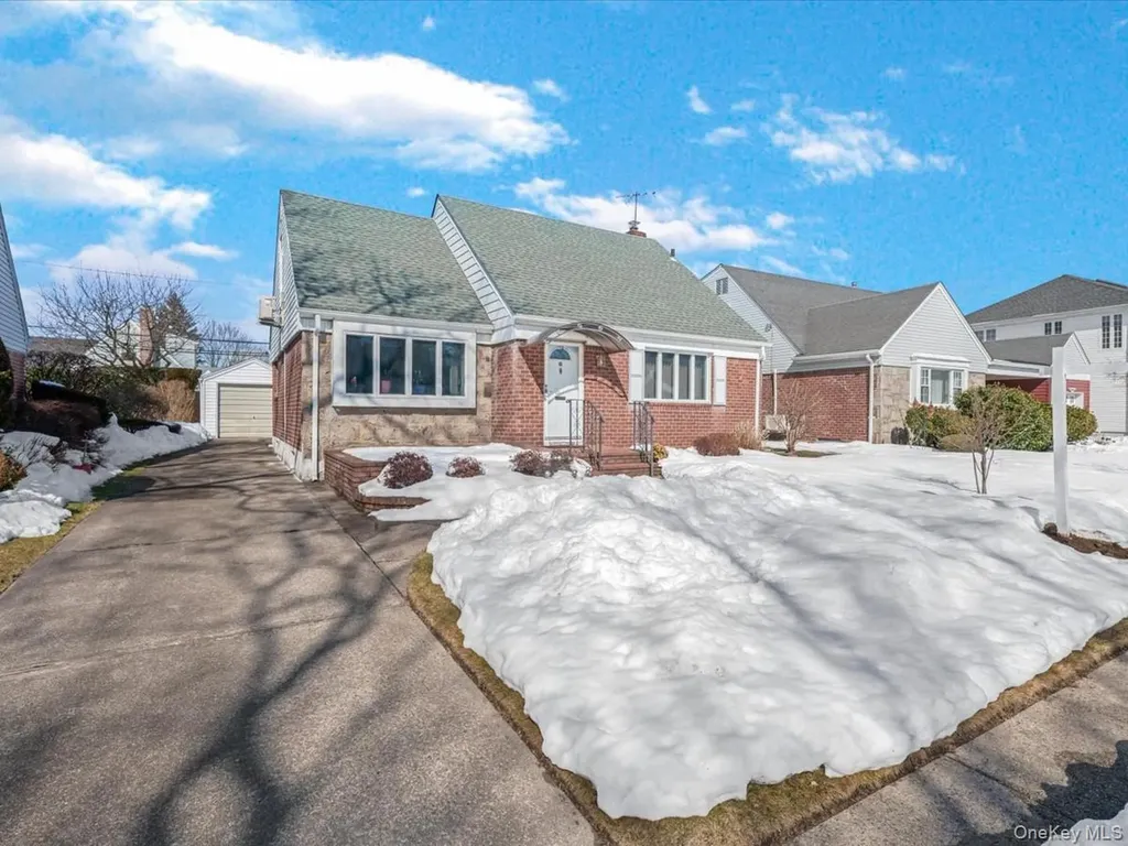 38 Leslie Lane New Hyde Park NY 11040