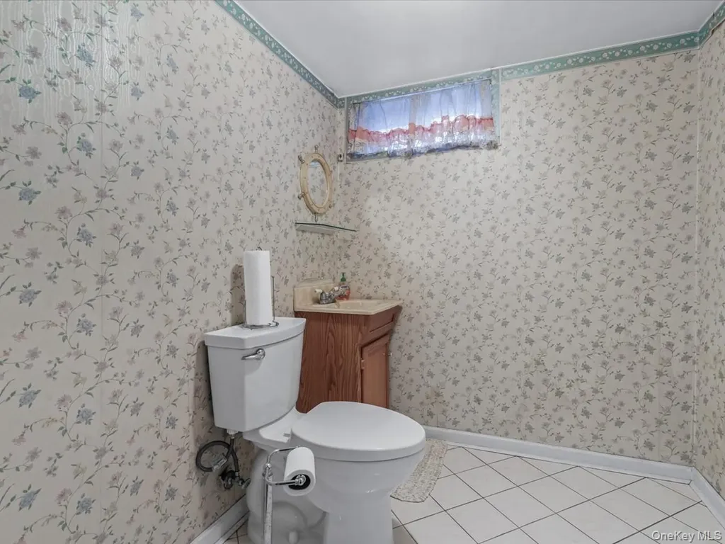 38 Leslie Lane New Hyde Park NY 11040
