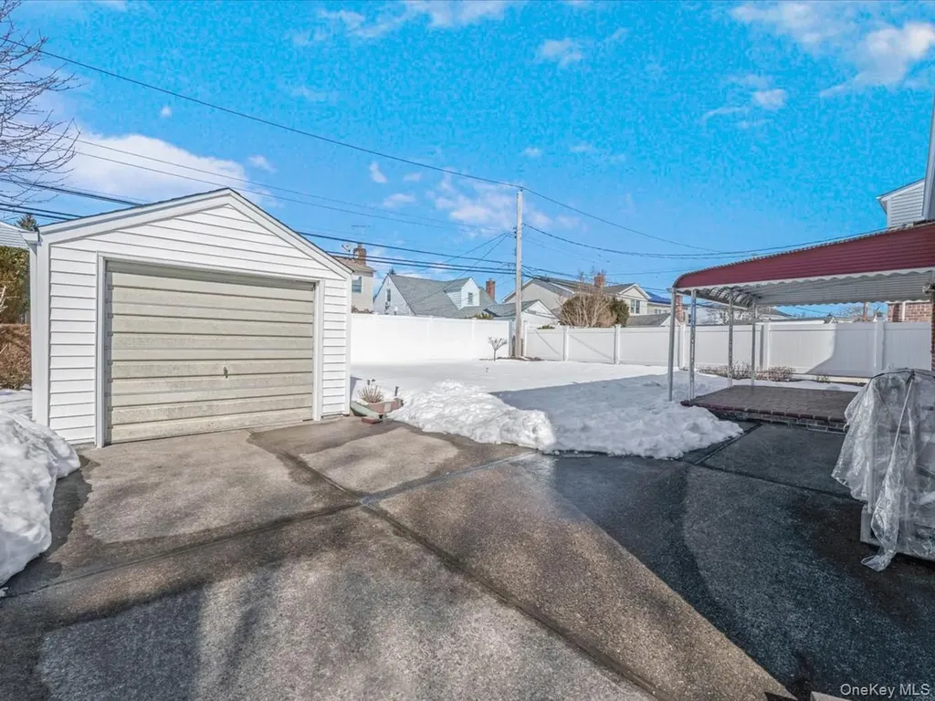 38 Leslie Lane New Hyde Park NY 11040